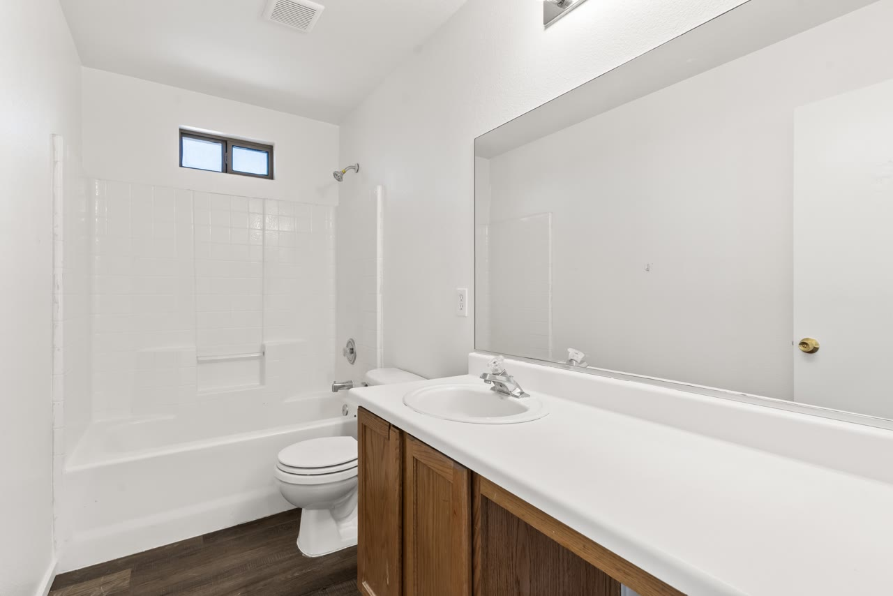 Hall bath with a tub and shower combination at 4655 Gracemont Avenue, southwest Las Vegas